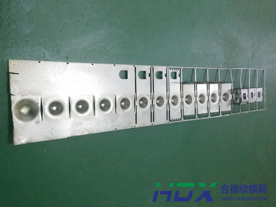 拉伸、扣合連續模料帶